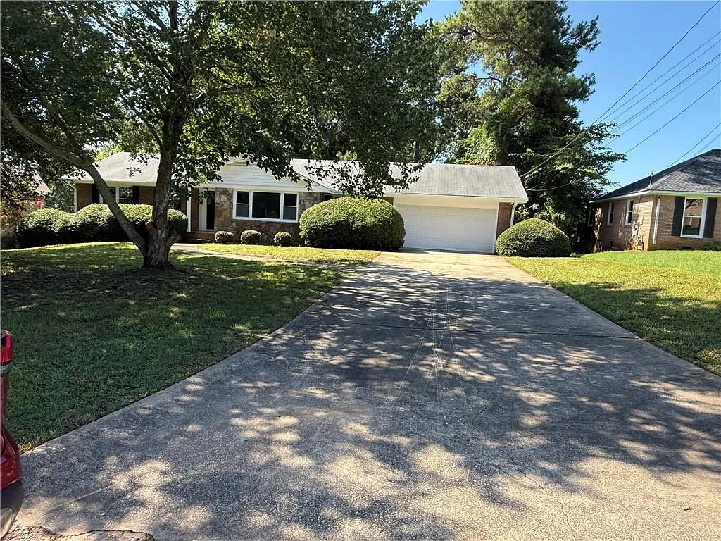 3 bed, 2.0 bath, 1836 sqft, $2,200 — Photo 2