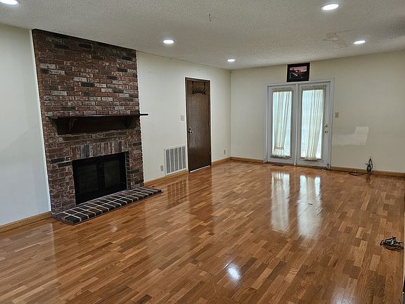2nd image of 605 Waterford Dr