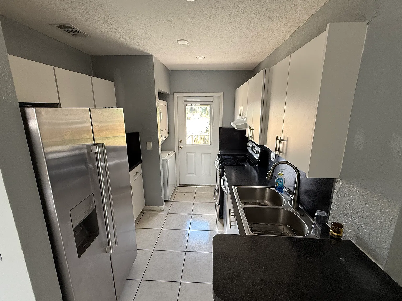 2 bed, 870 sqft, $2,200 — Photo 2