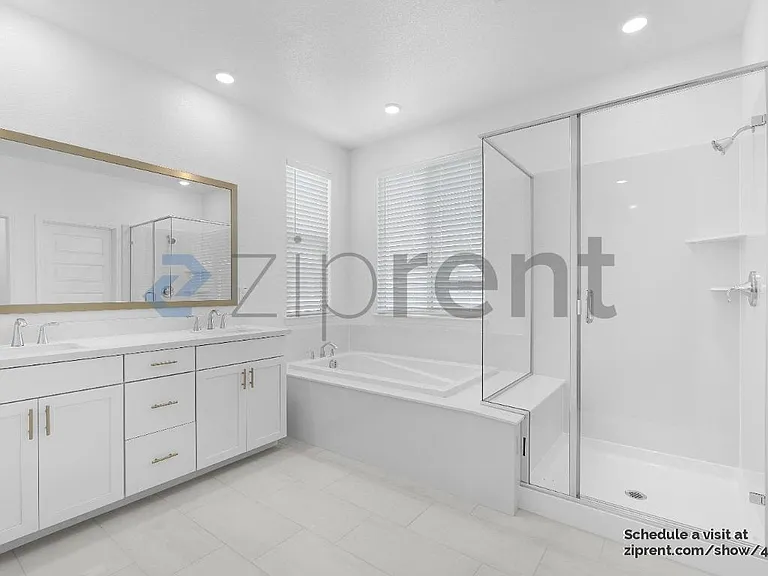 Bathroom 4 (Master)