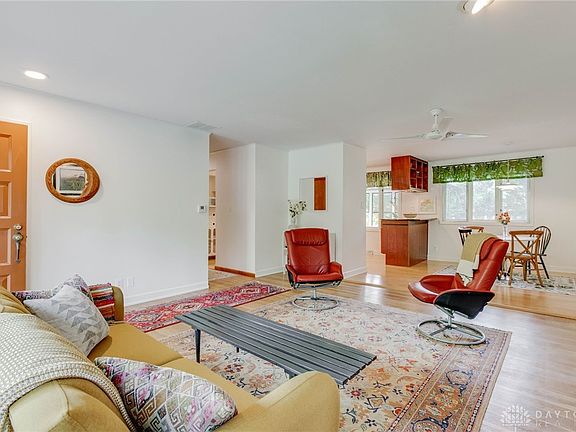 5th image of 160 Brookside Dr
