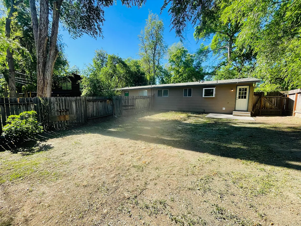 Building Photo - 1003 E Floral Ln