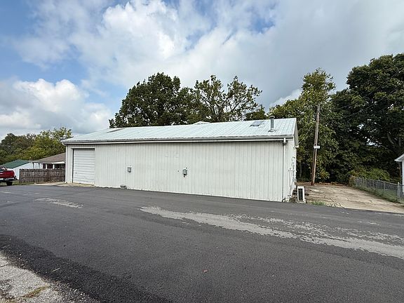 2nd image of 814 Clifton Dr