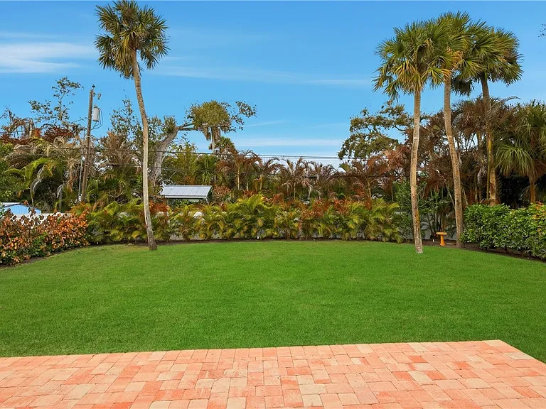 725 Dahlia Ln — Photo 21