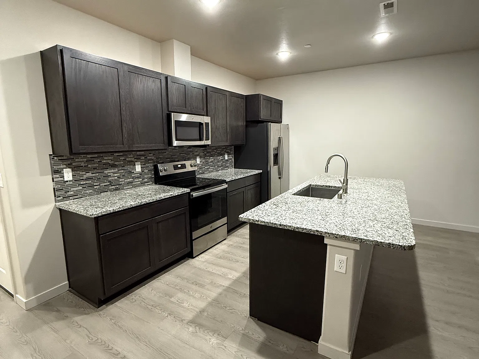 3 bed, 2.5 bath, 1560 sqft, $2,050 — Photo 2