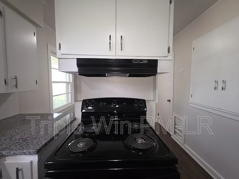 318 W Bell St — Photo 18