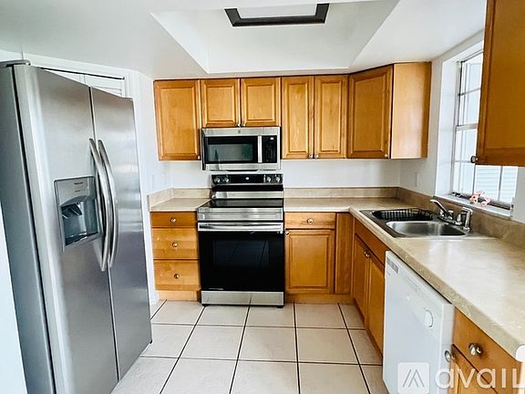 5th image of 4158 Tamiami Trl #M