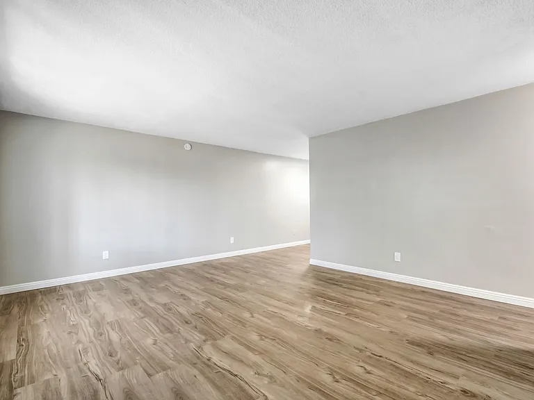 El Royale Apartments — Photo 11