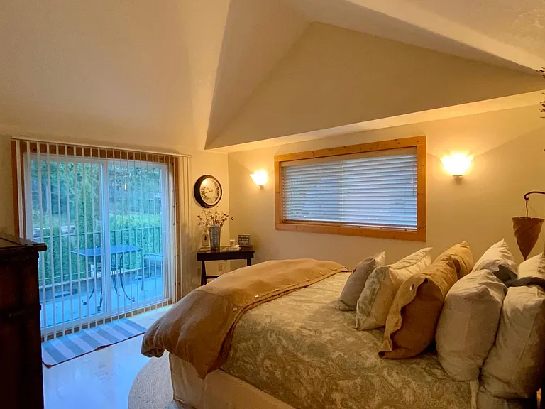 Second lakeside bedroom with deck.