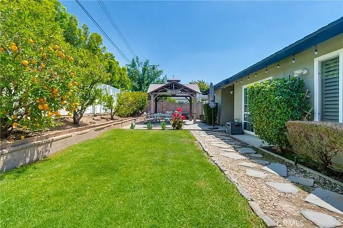 1049 El Mirador Dr — Photo 12