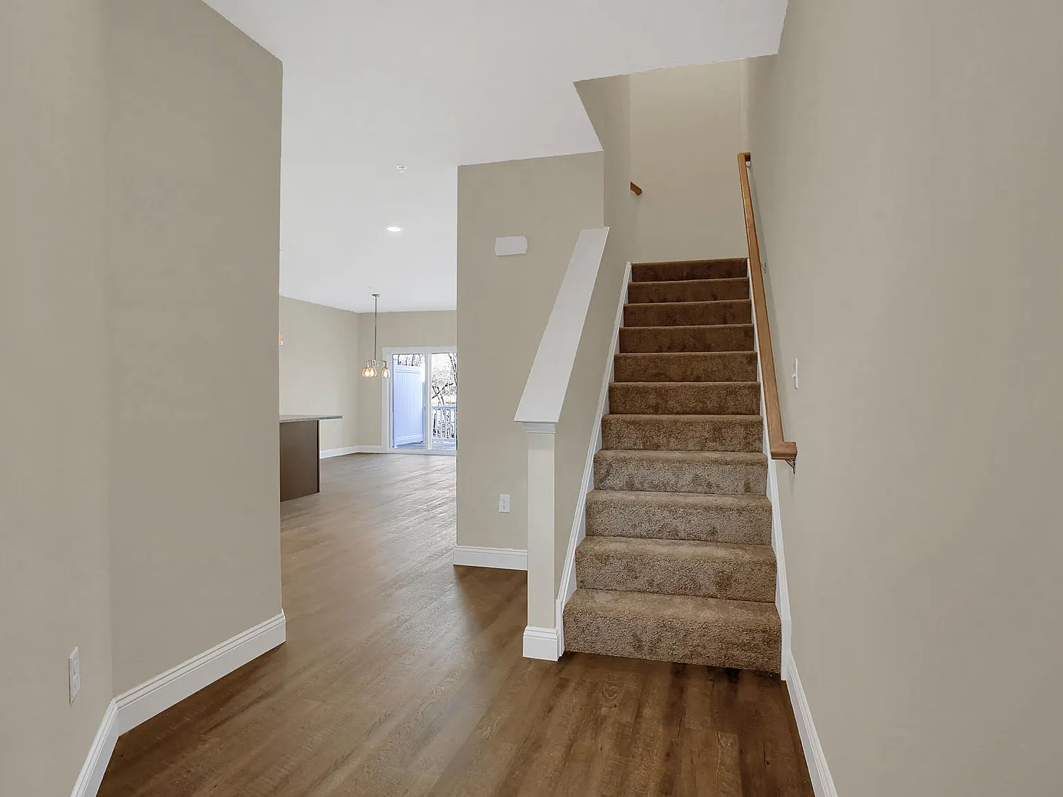3 bed, 1900 sqft, $2,500 — Photo 2