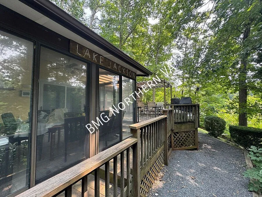 Coming Soon! Unique 2 Bed 2 Bath Lake House With Private Floating Dock In Lake Jackson Hills — Photo 4