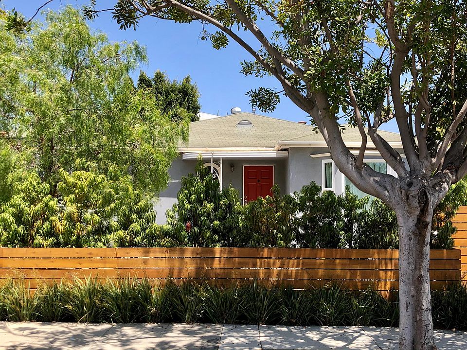Curb appeal - private front yard