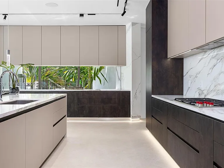 503 Palm Dr — Photo 27