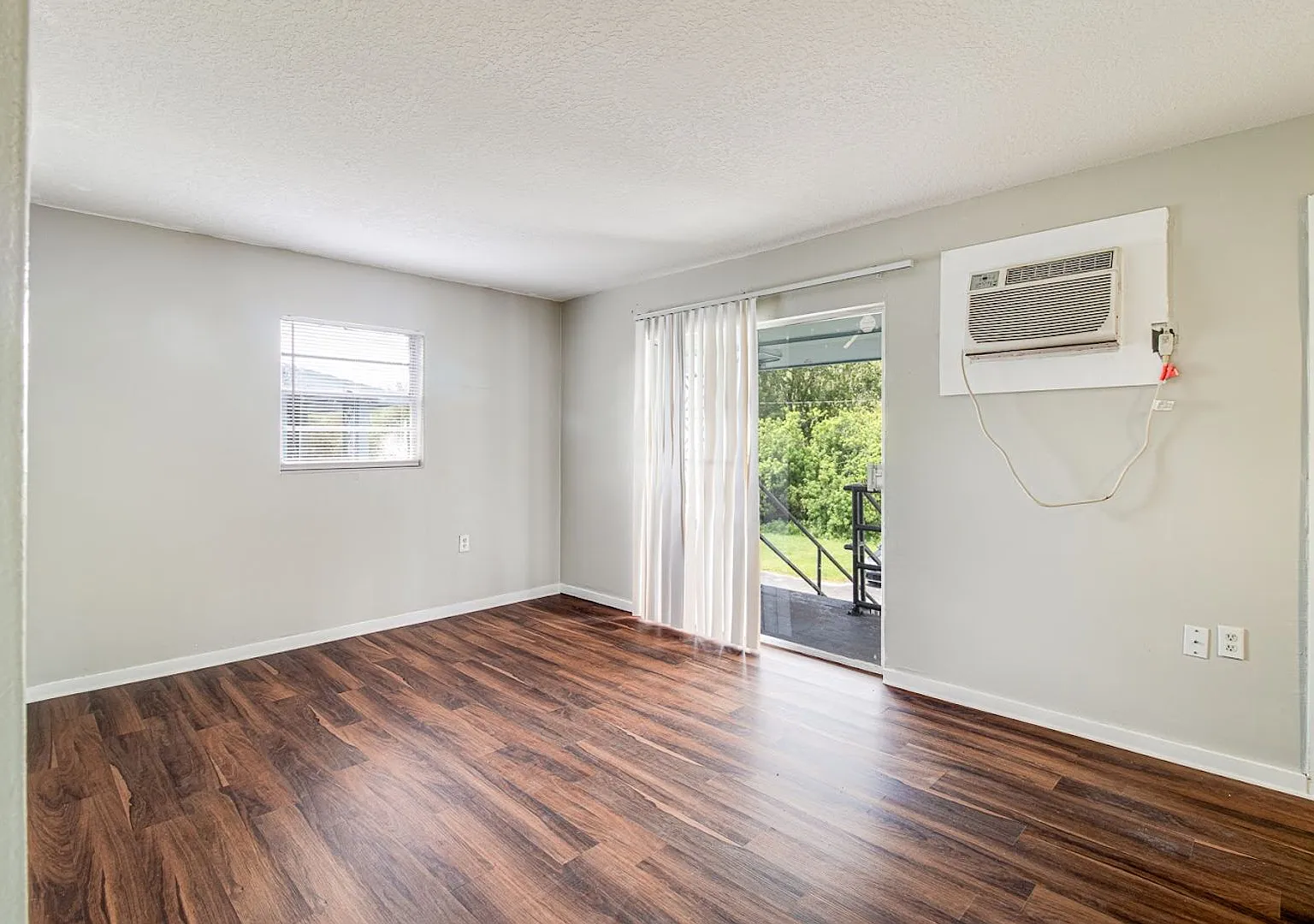 1343 West Point Dr - Unit 4 — Photo 2