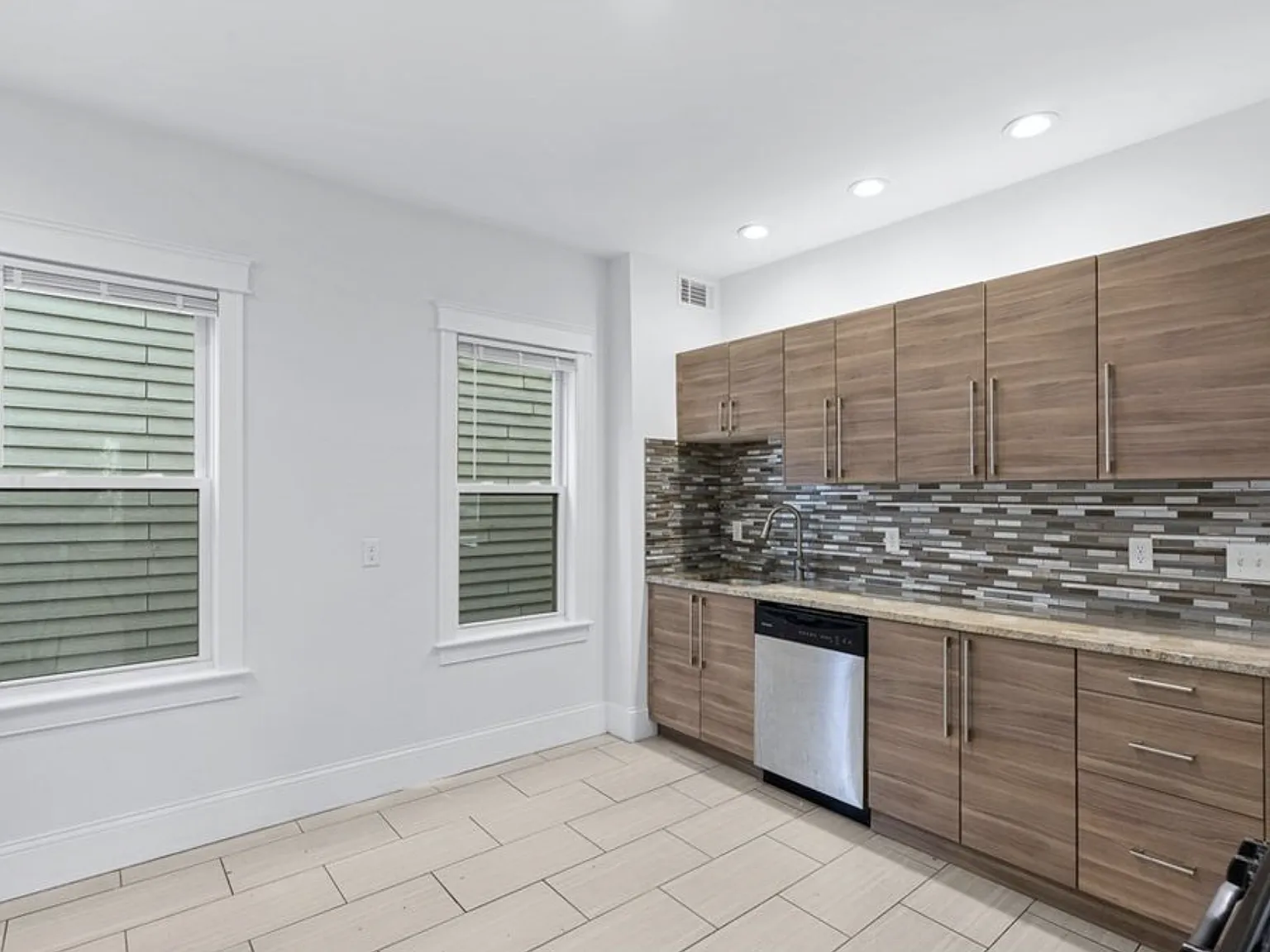 3 bed, 1100 sqft, $3,300 — Photo 2