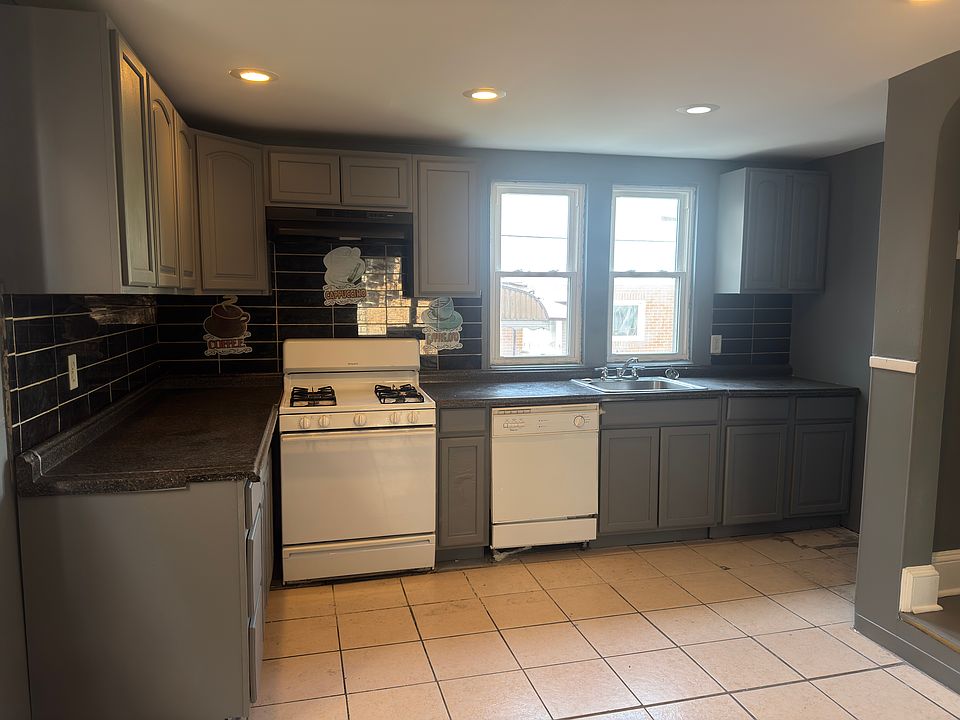 1st image of 427 E 5th St