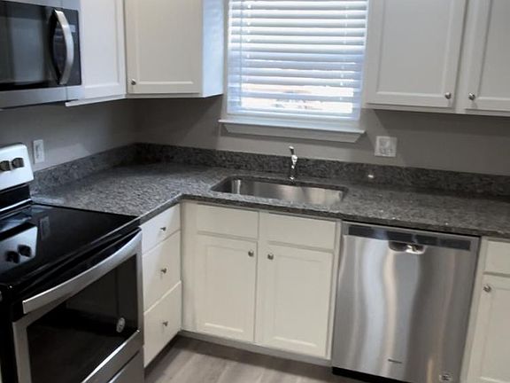 3rd image of 1025 W 18th St #1-12