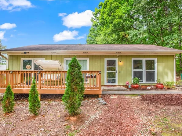 575 Heatherton Ln, Rural Hall, NC 27045