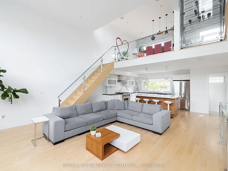 16 Egerton Ln N — Photo 2