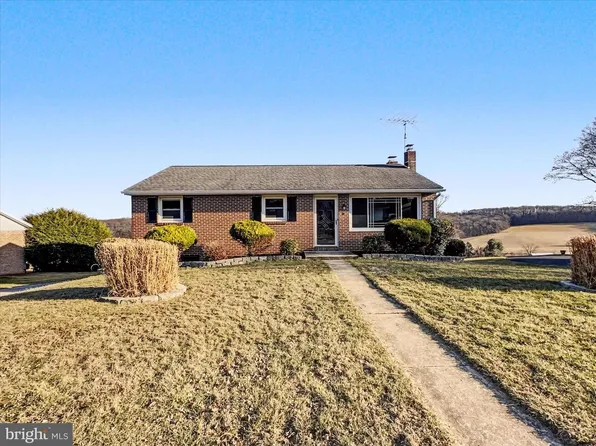 18 Logan Heights Rd, York, PA 17403