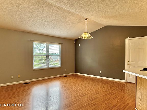 4th image of 305 Woodsboro Ln