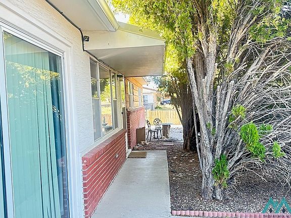 4th image of 908 Poplar St