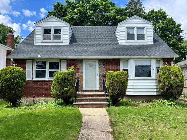 29 West Ave, Hicksville, NY 11801