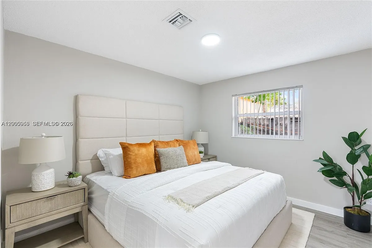 Building Photo - 452 SW 4th Ave #2