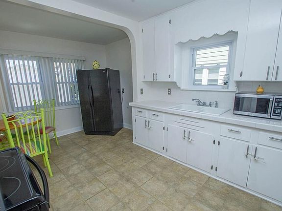 3rd image of 2032 Belle Ave