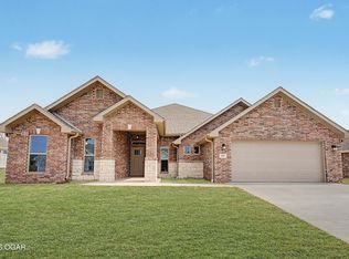 907 Silver Oaks Dr, Carl Junction, MO 64834