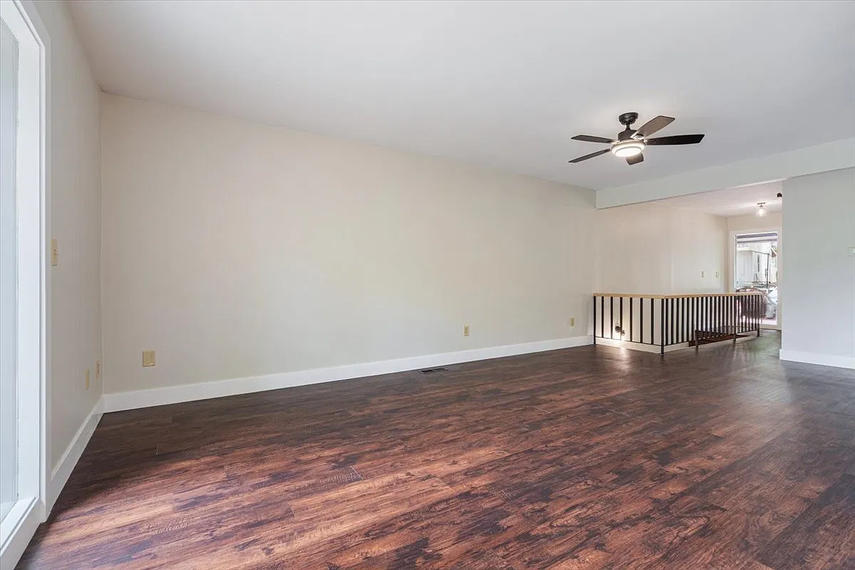 4 bed, 1926 sqft, $2,075 — Photo 2