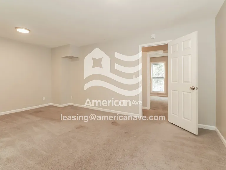 1033617_010_main_bedroom_9.jpg