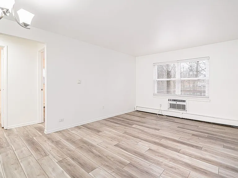 Lindsay Court Apartments — Photo 12