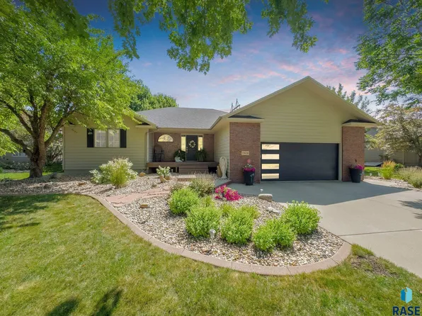 2308 S Eisenhower Cir, Sioux Falls, SD 57106