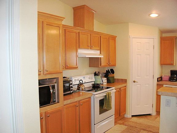 Kitchen (North end & door to pantry) 