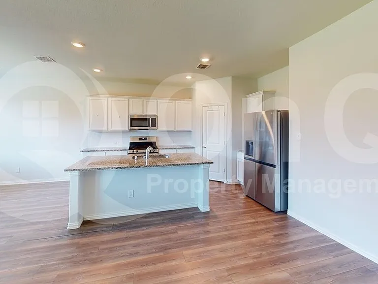 2402 Buchanan Ln — Photo 6