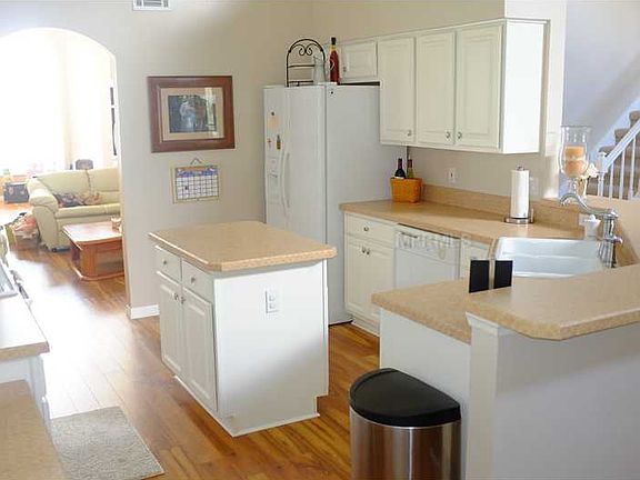 3rd image of 104 Oak Grove Cir