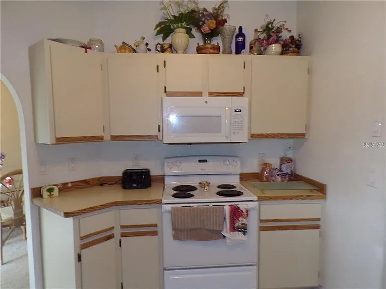 1011 Tropical Ave NW — Photo 2