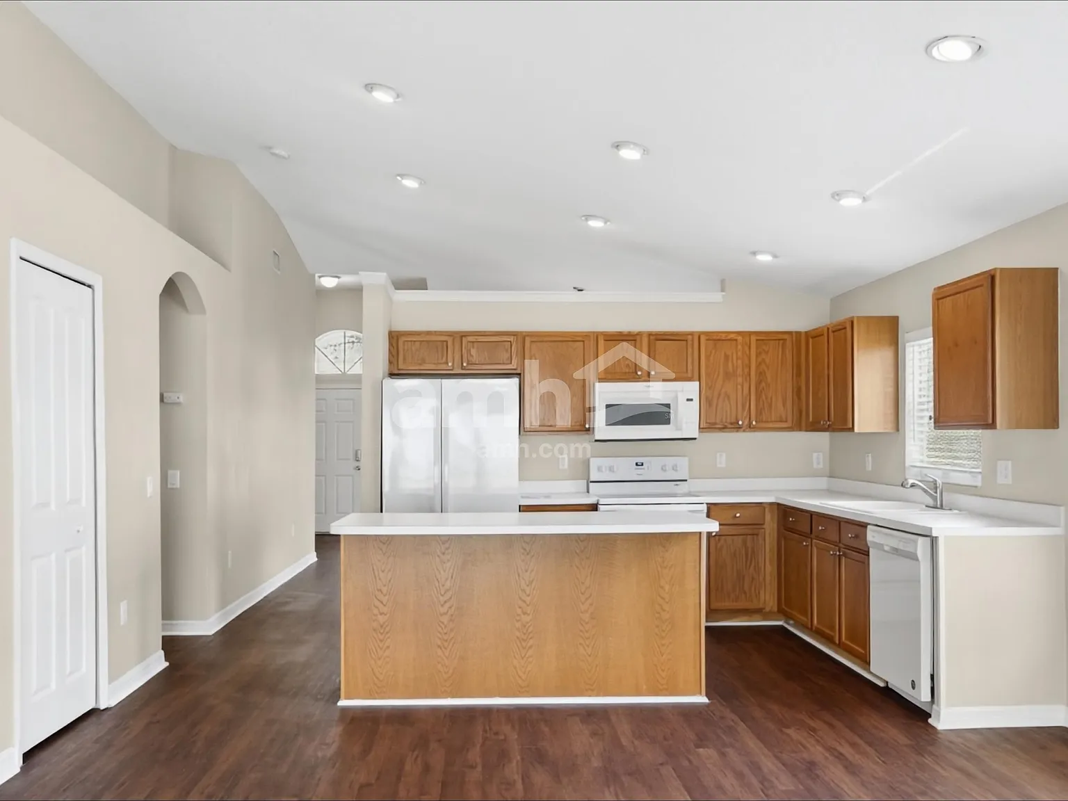 4 bed, 2.0 bath, 1982 sqft, $2,480 — Photo 4