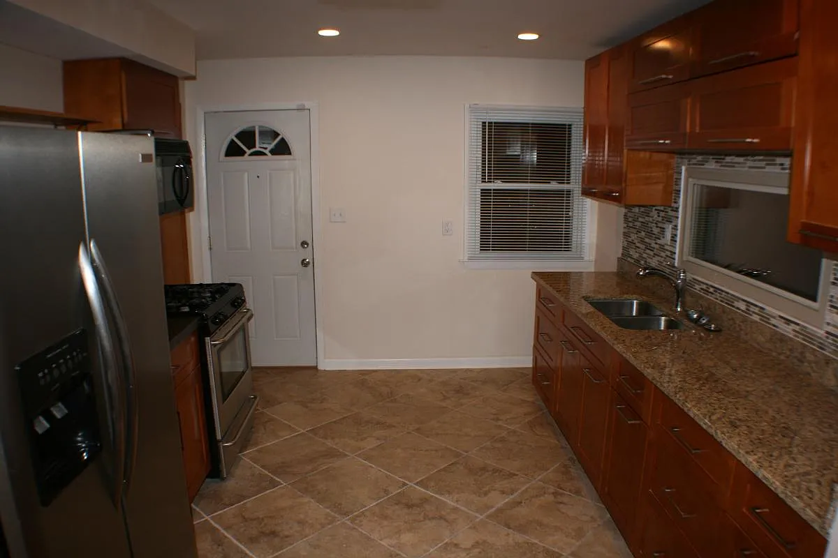 3 bed, 1.5 bath, 1092 sqft, $1,865 — Photo 4