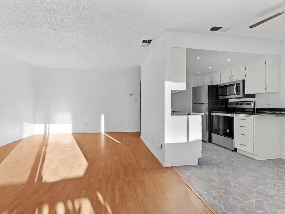 1st image of 328 Northbank Ct APT 26