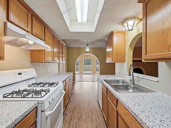 5th image of 207 Evelyn St