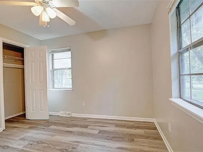 408 NE Lakeview Dr — Photo 16