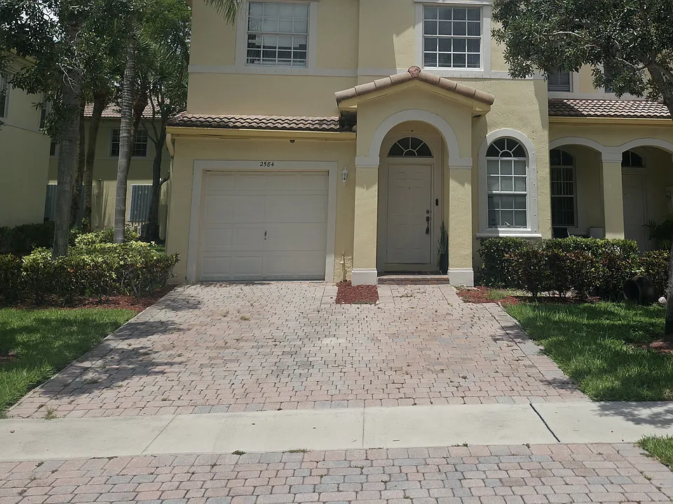 2584 SW 84th Ter