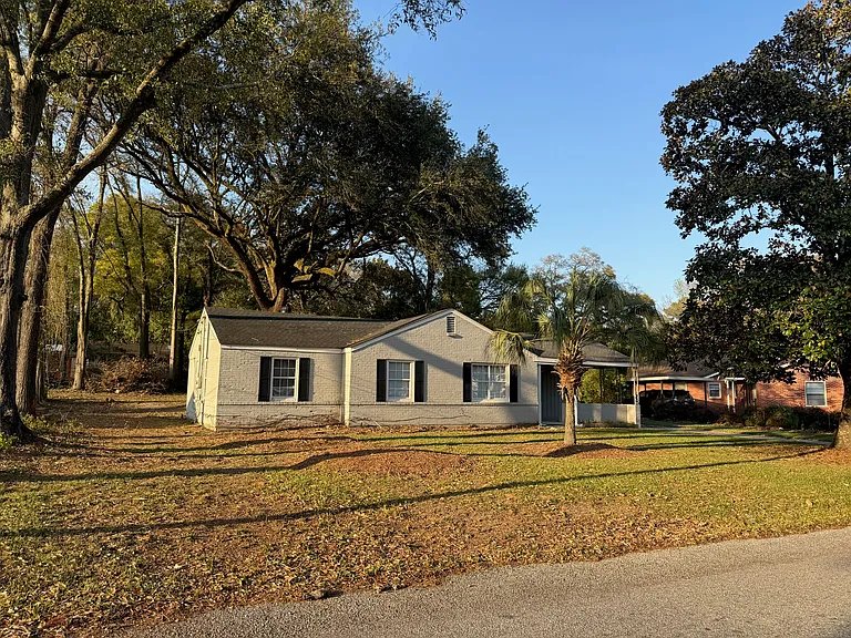 4618 Sunset Dr S — Photo 2