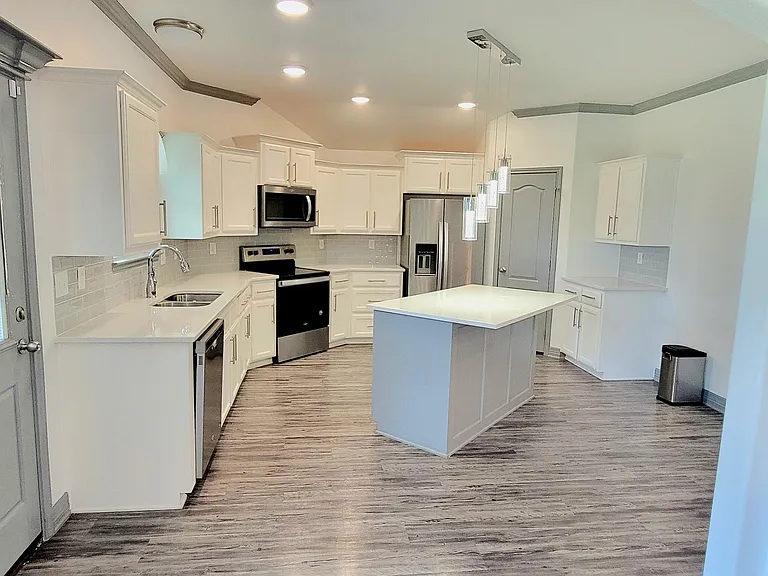 807 Holliday Dr — Photo 7