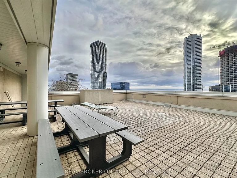 25 The Esplanade #518 — Photo 34