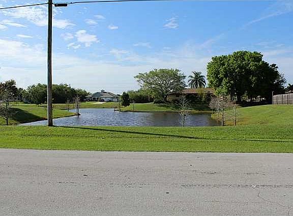 4th image of 113 SW Milburn Cir