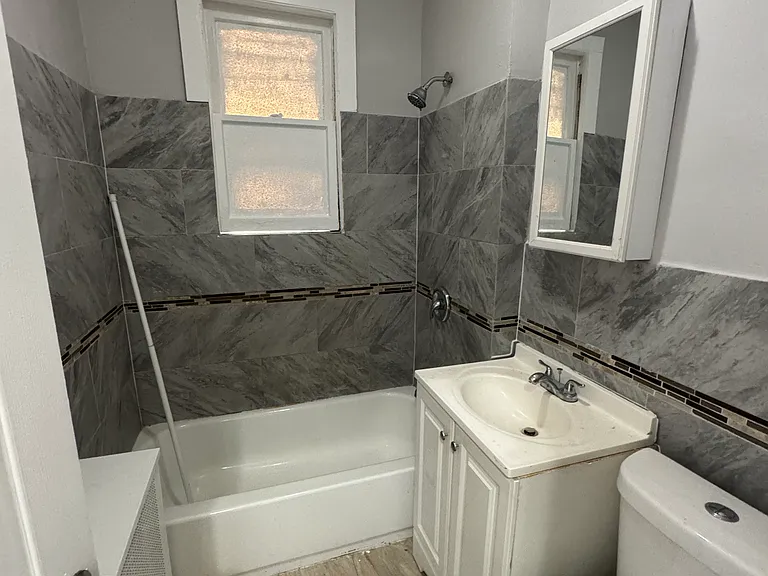 417 Leslie St #2R — Photo 6